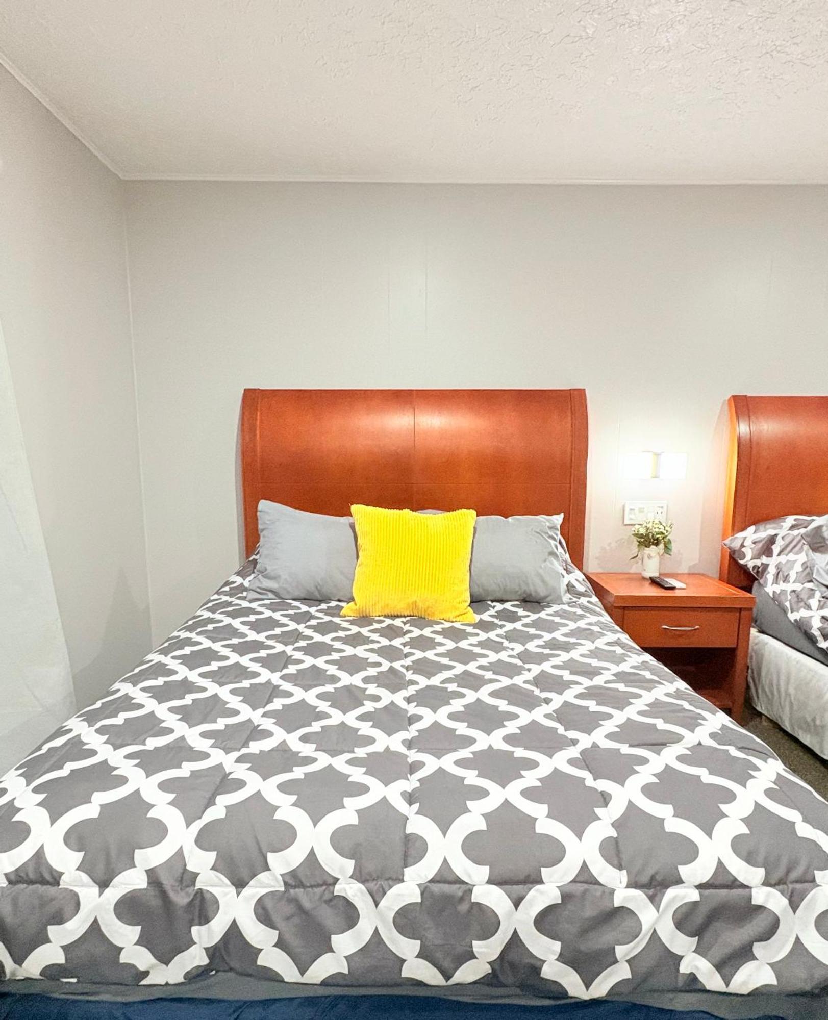 Hotel Yellow Pillow