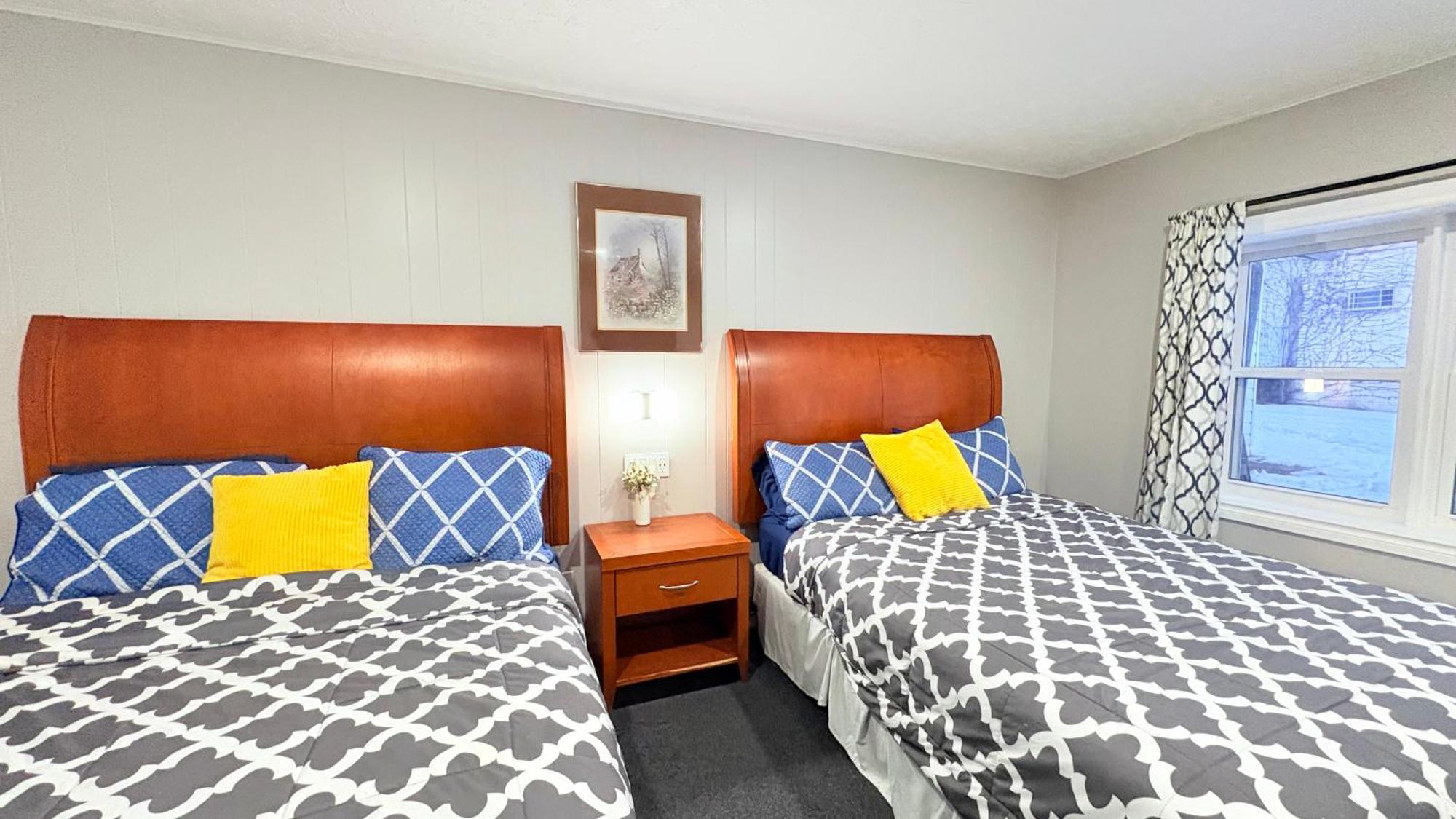 Yellow Pillow * Niagara Falls