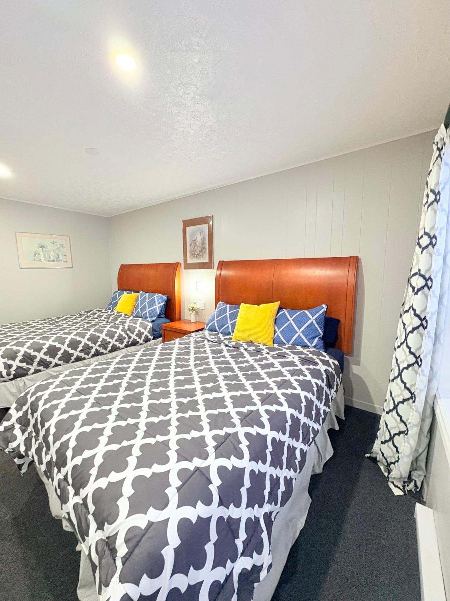 Hotel Yellow Pillow