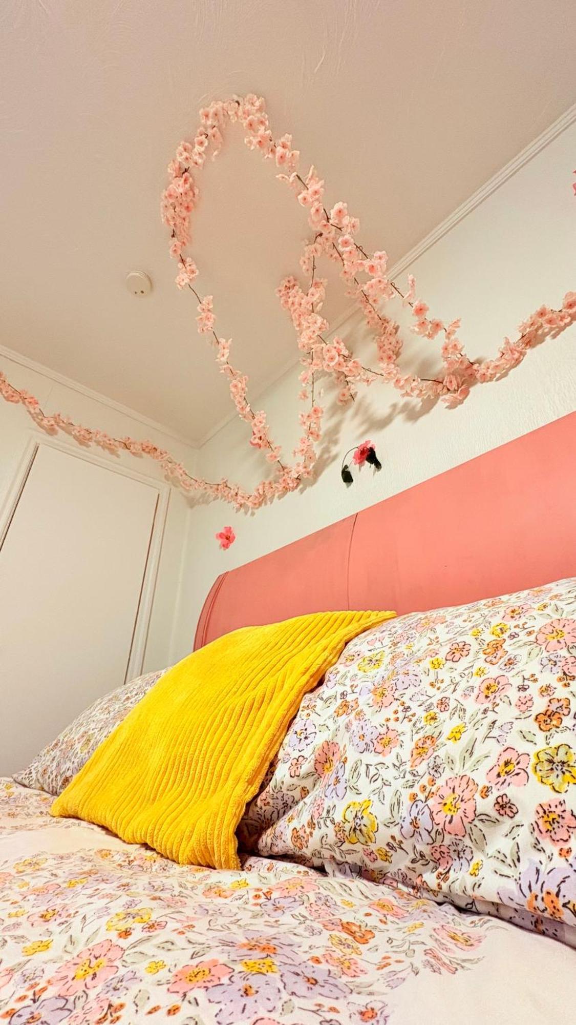 Yellow Pillow Hotel *