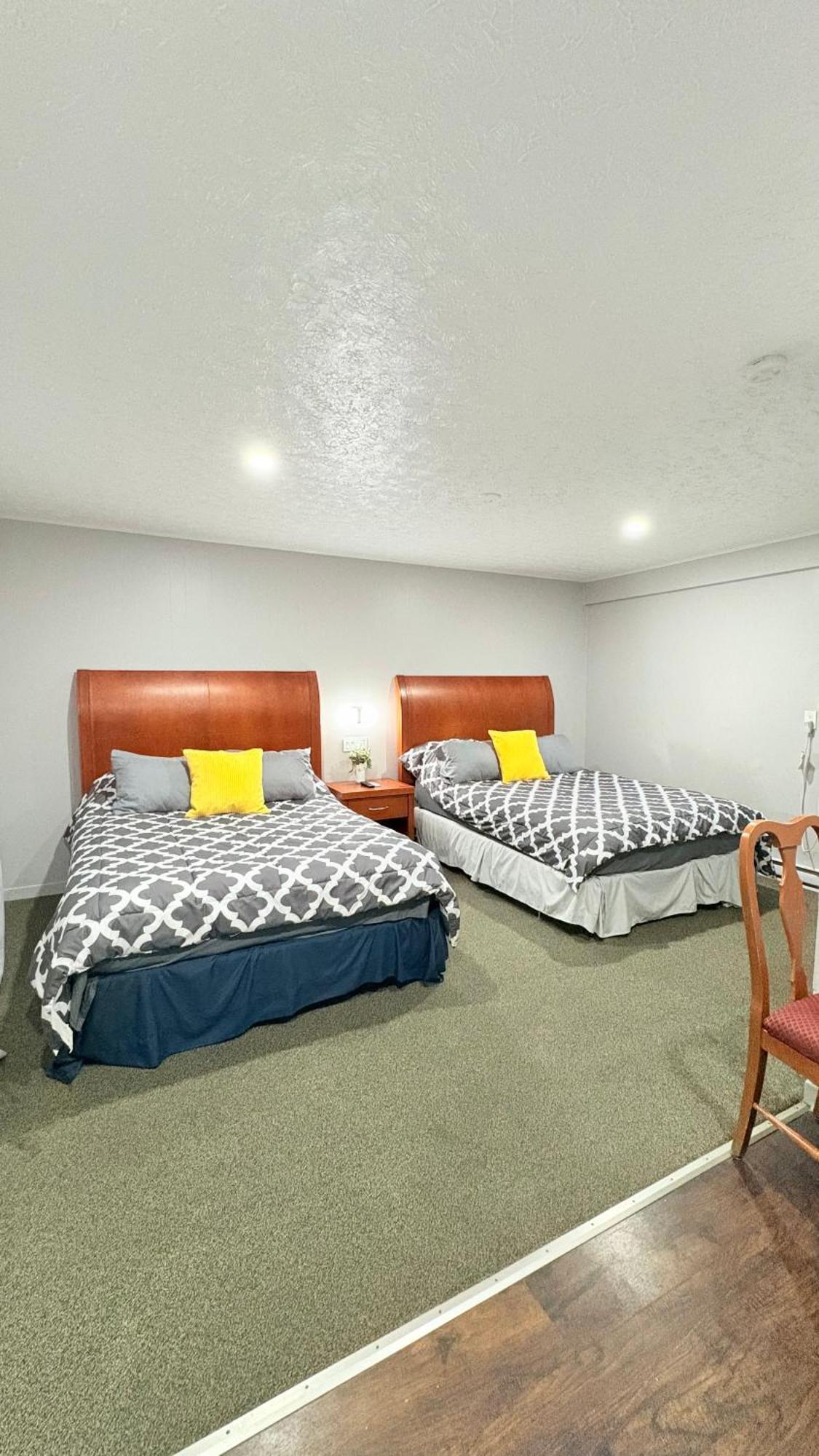 Yellow Pillow Hotel *