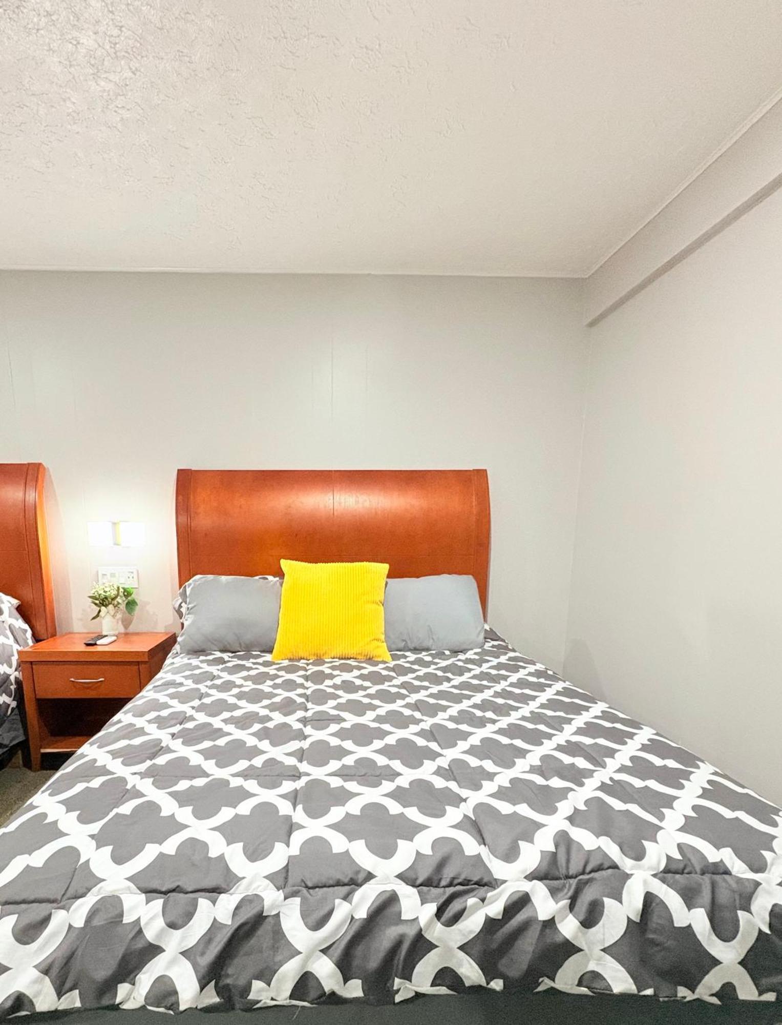 Yellow Pillow * Niagara Falls